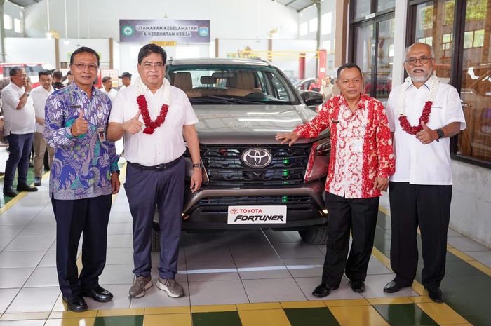 tmmin, toyota fortuner, smkn, PT Toyota Motor Manufacturing Indonesia, bob azam, Mewah Banget, Toyota Fortuner Jadi Mobil Praktik Siswa SMKN Ini