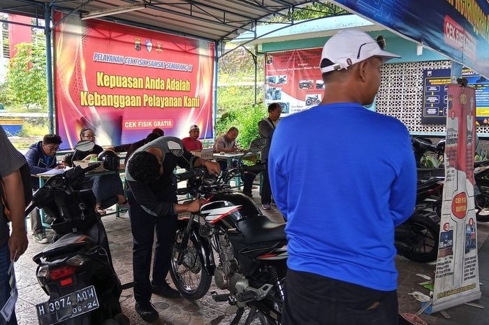 cek fisik kendaraan, pemutihan pajak Jateng, Penghapusan Tunggakan Pajak, Samsat III Krapyak, Samsat III Semarang, Petugas Samsat Semarang Mobat-mabit, Rela Pulang Malam Sampai Lewatkan Istirahat dan Makan Siang