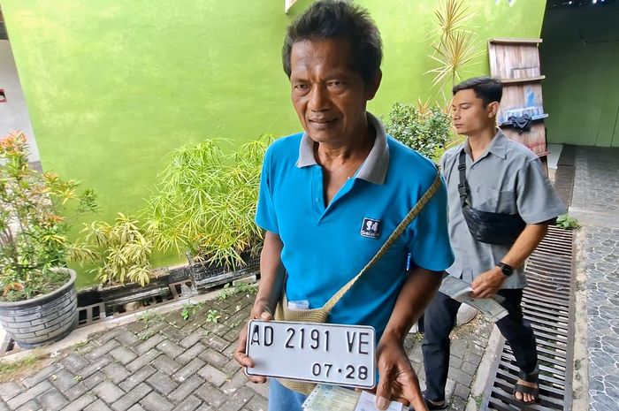 stnk, ganti pelat nomor, pemutihan pajak Jateng, Tunggakan Pajak Dihapus, Samsat Sragen, Pakde Warmanto Cuma Bayar Rp 540 Ribu Untuk Lunasi Tunggakan Pajak Motor 6 Tahun