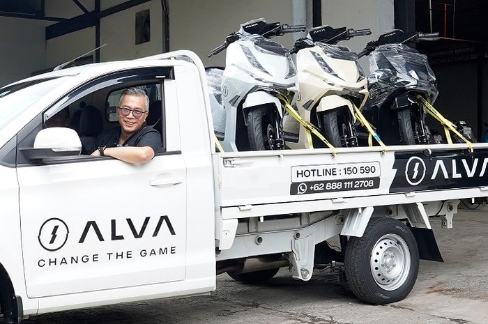 Motor listrik Alva, Alva N3, CEO ALVA, Purbaja Pantja, Penyerahan ALVA N3, CEO ALVA Turun Tangan, Datangi Rumah Konsumen Bawa Motor Listrik Rp 28 Jutaan Ini