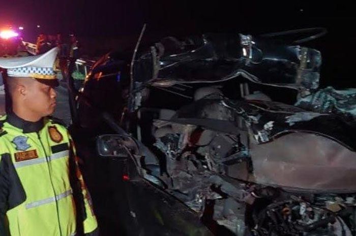 kecelakaan, ngawi, jalan tol, avanza, toyota avanza, Tol Ngawi-Solo, mobil tabrak belakang truk, Tragedi Avanza di Tol Ngawi Renggut 3 Nyawa Sekaligus, Bodi Terkoyak Lawan Ini