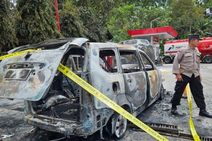 mobil terbakar, toyota avanza, Mobil Terbakar di SPBU, Avanza Berubah Abu-abu Seketika di SPBU, Temuan 8 Benda di Kabin Bikin Curiga