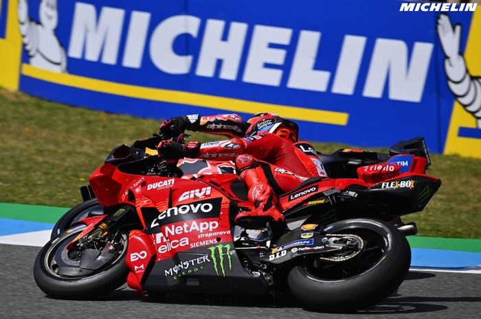 MotoGP, elbow down, teknik menikung, knee down, teknik menikung motogp, shoulder down, Macam Teknik Menikung Dalam Sejarah MotoGP, Sekarang Ekstrem Banget