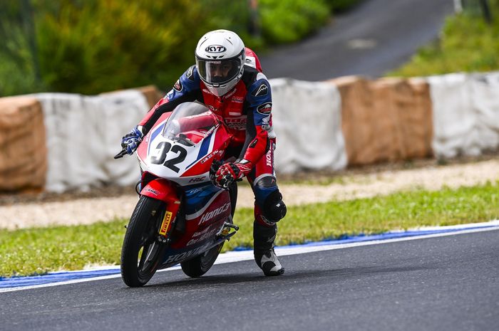 astra honda racing team, Veda Ega Pratama, Muhammad Kiandra Ramadhipa, JuniorGP 2025, European Talent Cup 2025, Ikut Terharu, Bendera Merah Putih Berkibar di Portugal Buah Aksi Hebat Pembalap Muda Indonesia Ini