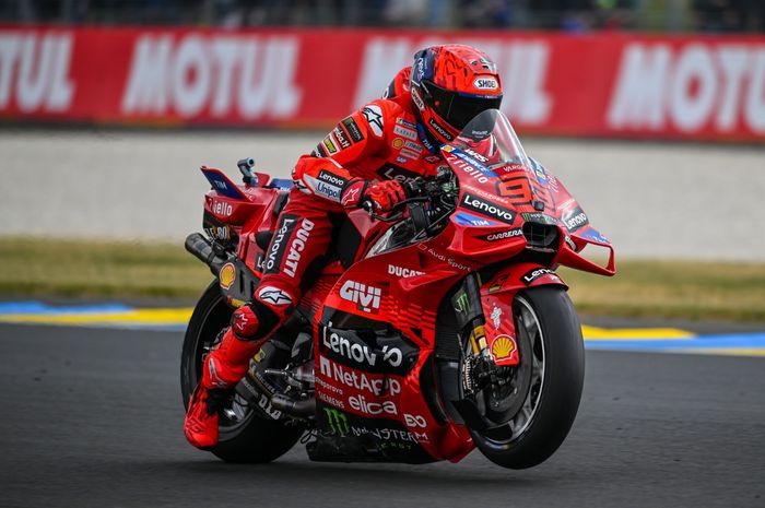 MotoGP, hadiah, Marc Marquez, Valentino Rossi, bmw m award, Marc Marquez Bisa Tantrum, Ini Calon Hadiah Pole Terbanyak MotoGP 2025