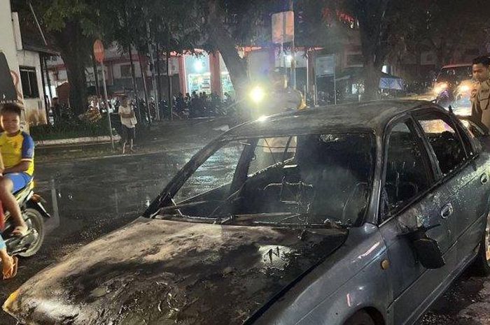 mobil terbakar, toyota great corolla, kebakaran mobil, korsleting, Corolla Nyelonong Sendiri Jumat Malam, Bermula Sopir Cium Bau Ini di Lampu Merah