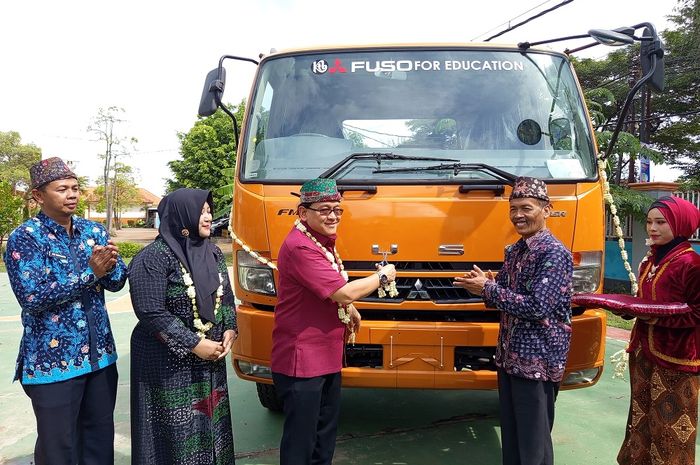 pt krama yudha tiga berlian motors, pt ktb, Mitsubishi Fuso Fighter, SMK Negeri 1 Kamal, KTB FUSO VEP, Gak Nanggung, KTB Berikan Cuma-cuma Mitsubishi Fuso Fighter ke SMK Negeri 1 Kamal Madura