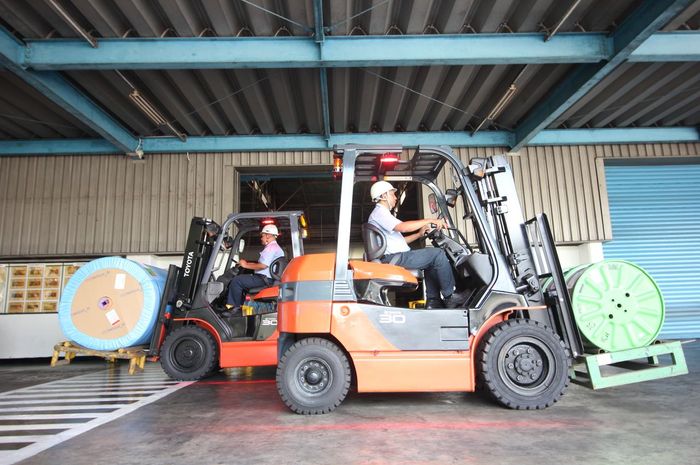 bridgestone, forklift, pabrik bridgestone, Forklift listrik, Tekan Emisi, Pabrik Bridgestone Karawang Ganti Forklift Diesel Jadi Listrik