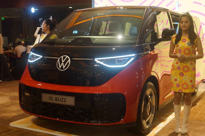Volkswagen, mobil listrik, id buzz, Volkswagen ID. Buzz, Handover ID. Buzz, VW Resmi Masuki Era Elektrifikasi Pasar Indonesia