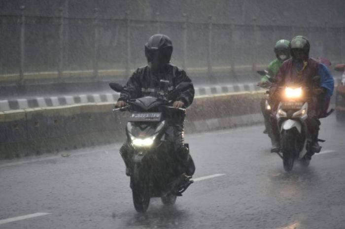 motor matic, penyebab motor mogok, cop busi, motor mogok saat hujan, penyebab motor matic mogok, Dua Komponen Ini Jadi Penyebab Motor Matic Mogok Saat Hujan, Apa Saja?