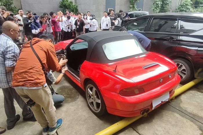 Kijang Innova, honda wr-v, BMW Z3, Kemenaker, Korupsi Izin TKA, BMW Z3, Innova Sampai WR-V Pegawai Kemenaker Dikirim ke Rupbasan, 11 Mobil dan Dua Motor