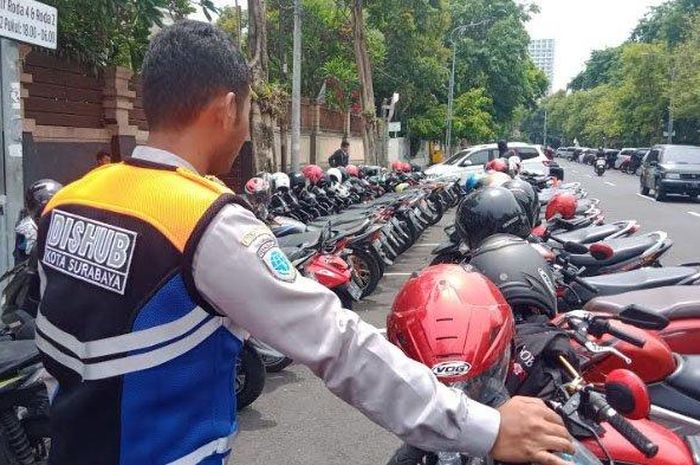 Surabaya, juru parkir, Pemkot Surabaya, juru parkir liar, jukir liar, Jukir Liar di Surabaya Terancam Nganggur, Efek Surat Edaran Pemkot Satu Ini