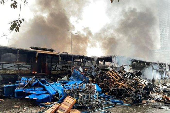 bus transjakarta, bus terbakar, bus transjakarta terbakar, puluhan bus Transjakarta terbakar, Puluhan Bus Transjakarta Diamuk si Jago Merah, Unit Sudah Dianggurin Selama Ini