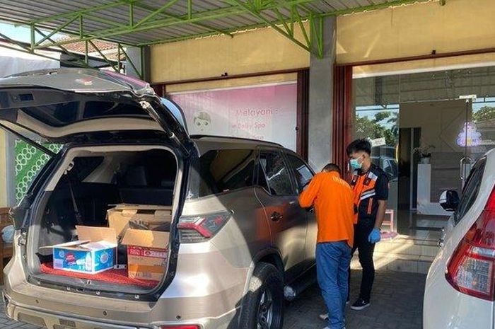 toyota fortuner, inafis, maling pecah kaca, Kaca Toyota Fortuner, Wates Kulon Progo, Tim INAFIS Polri Periksa Toyota Fortuner di Parkiran Ruko, Fokus di Kaca Pintu Tengah Kanan