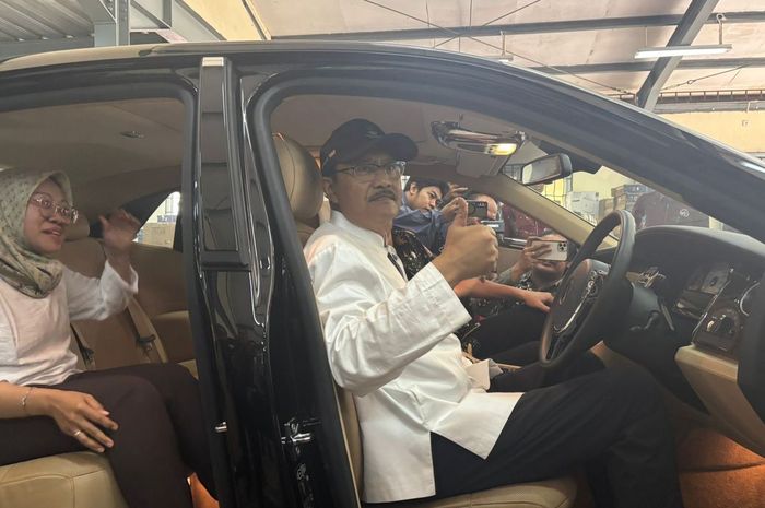 rolls-royce, gus ipul, Rolls-Royce Ghost, Syaifullah Yusuf, Lelang Mobil Kemensos, Dibayar Sultan Sidoarjo Rp 2,5 Miliar, Gus Ipul Jajal Duduk di Dalam Rolls-Royce Ghost