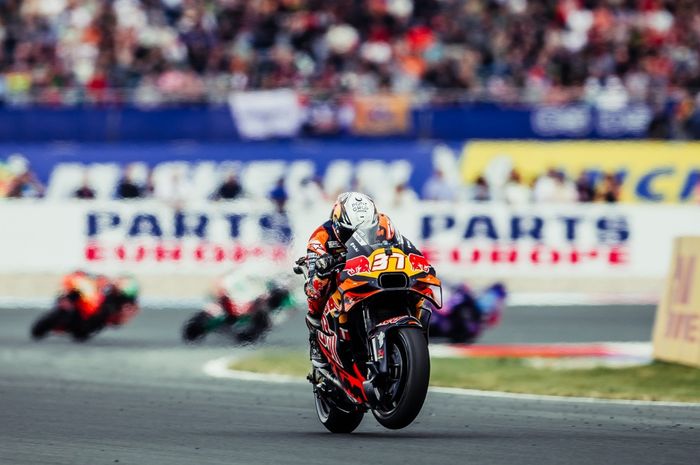 MotoGP, rumah sakit, lebah, motogp belanda, Pedro Acosta, Gara-gara Makhluk Kecil, Pedro Acosta Dilarikan ke Rumah Sakit Usai Finis MotoGP Belanda 2025