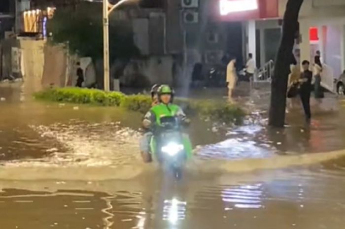 banjir, Jakarta banjir, motor listrik, Motor Listrik Kebanjiran, Jadi Tontonan, Ini Alasan Motor Listrik Tidak Mati Saat Terobos Banjir