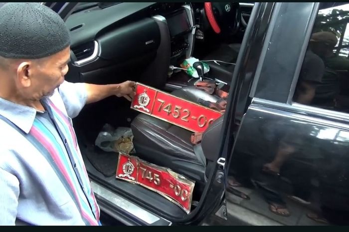 fortuner, toyota fortuner, pelat dinas palsu, Pelat Dinas Lemhanas, Laka Beruntun Utan Kayu, Fix, Pelat Dinas Lemhanas 7452-00 Toyota Fortuner Biang Laka Beruntun di Utan Kayu Palsu