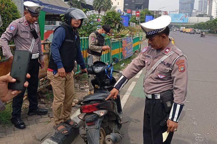 Jakarta, pelat nomor, operasi patuh jaya, motor tanpa pelat nomor, Fenomena Motor Copot Pelat Nomor Menjamur di Jakarta, Polisi Bilang Begini