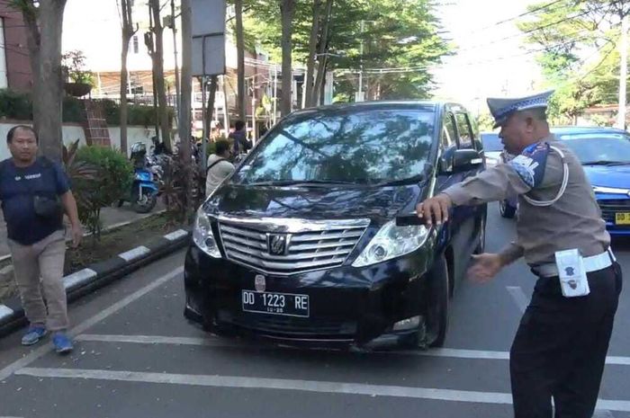 tilang, toyota alphard, operasi patuh, Pajak Toyota Alphard, Alphard Nunggak Pajak Rp 40 Juta, Insting Petugas Tepat, Toyota Alphard Ini Ditilang Polisi Perkara Uang Rp 40 Juta