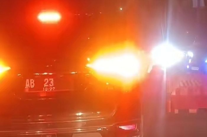 ambulans, toyota fortuner, pelat nomor palsu, pelat palsu, Fortuner AB 23, Fortuner AB 23 Bantu Ambulans Buka Jalan di Pekanbaru Riau, Polisi Jogja Selidiki Pelat Nomor Gadungan