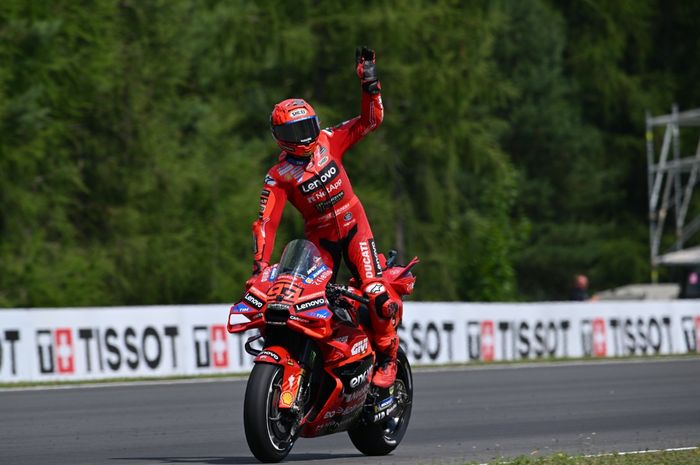 MotoGP, Marc Marquez, motogp ceko, Marco Bezzecchi, Pedro Acosta, Marc Marquez Menang MotoGP Ceko 2025, Jorge Martin Dapat Hasil Positif