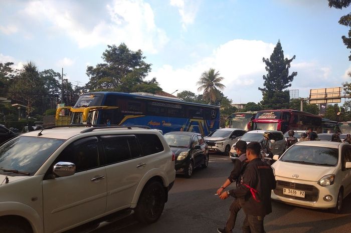 dedi mulyadi, bus pariwisata, Larangan Study Tour, Flyover Pasupati, Demo Bus Pariwisata, Flyover Pasupati Bandung Sempat Lumpuh Total Diblokade Puluhan Bus Pariwisata, Tuntut Ini ke KDM