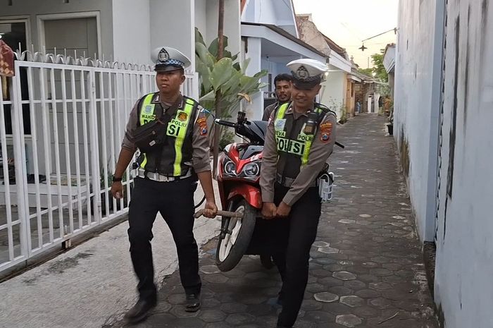 razia, honda vario 125, hindari razia polisi, Satlantas Polres Lumajang, Operasi Patuh Semeru 2025, Bukan Singkong atau Pisang, Polisi Panen 15 Motor dari Kebun Warga saat Razia Operasi Patuh
