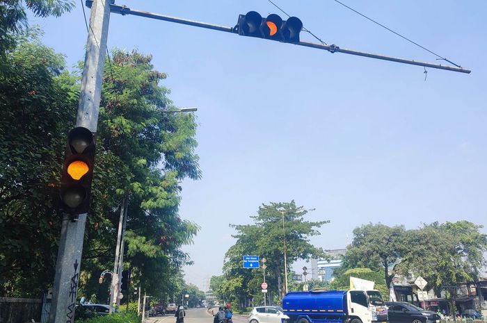 pak ogah, Sabotase Lampu Merah, Sabotase Traffic Light, Cawang Jakarta Timur, Nyawa Buat Mainan, Pak Ogah Sabotase Lampu Merah di Cawang Pakai Cara Ini