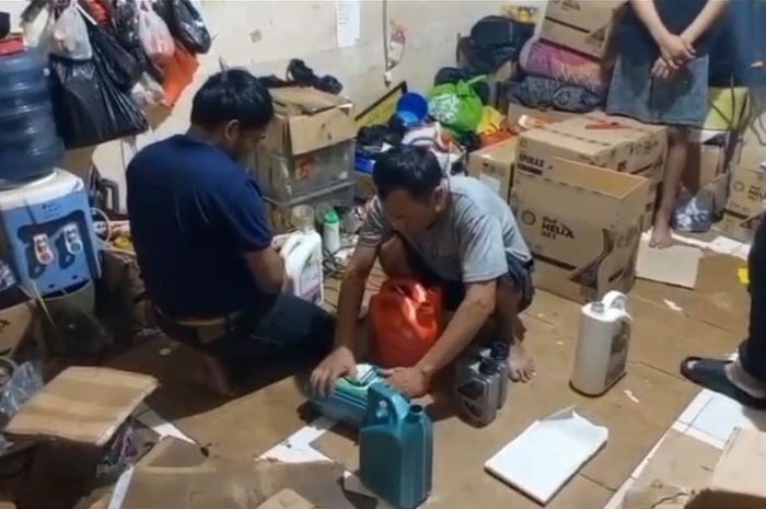 oli bekas, oli palsu, pemalsuan oli, Oli Palsu Kembangan, Omzet Oli Palsu, Beromzet Rp 30-60 Juta per Bulan, Begini Cara Main Sindikat Oli Palsu di Kembangan Jakbar
