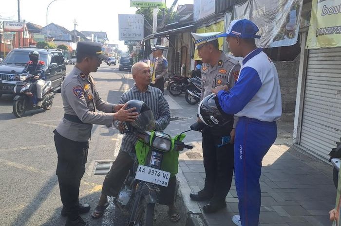 operasi patuh, astra motor yogyakarta, bagi bagi helm, operasi patuh candi, helm gratis, Gandeng Polres Kulon Progo Astra Motor Yogyakarta Bagikan Helm Gratis di Operasi Patuh Progo 2025