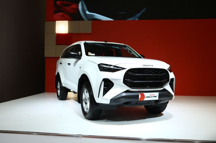 harga isuzu mu-x, Isuzu MU-X Facelift, GIIAS 2025, New Isuzu mu-X 4WD, Facelift Isuzu Mu-X, Melotot di GIIAS 2025, Inilah Wajah Baru Musuh Fortuner dan Pajero Sport dari Isuzu