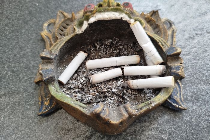 Puntung Rokok, aspal, Bahan Penguat Aspal, Puntung Rokok Penguat Aspal, Perokok Senyum, Ternyata Puntung Rokok Bermanfaat Buat Aspal Jalan Lebih Kuat