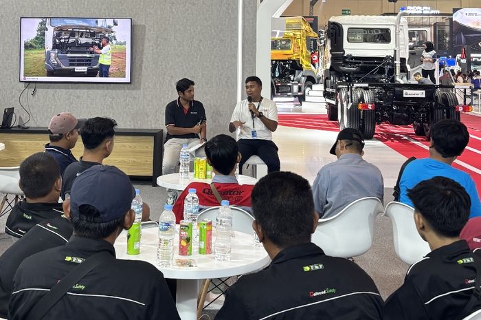 pengemudi, konten kreator, Gaikindo Indonesia International Auto Show, ud trucks, Jejelogy, GIIAS 2025, Hadir di GIIAS 2025, UD Trucks Edukasi Sopir Pentingnya Nyetir Aman dan Efisien