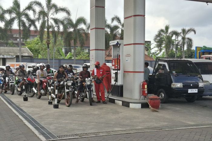 pertamina, jember, Kelangkaan BBM, bbm langka di jember, Pertamina Kirim Pasokan BBM Dua Kali Lipat ke Jember, Ini Tujuannya