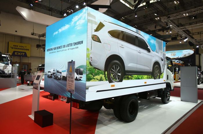 isuzu, Truk Isuzu Elf, GIIAS 2025, Isuzu ELF NMR, Isuzu ELF NMR HD 6.5, Isuzu Pamer ELF NMR dengan Layar LED di GIIAS 2025, Bisa Untuk Mobil Tangki sampai Mobile Billboard