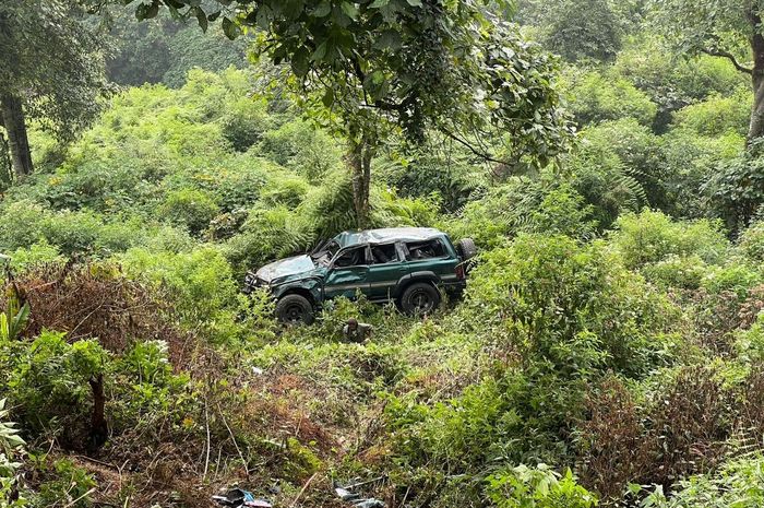 Bromo, vx80, jalur bromo, Toyota land cruiser vx80, VX80 Terjun Jurang, Barang Hobi Hancur Lebur, Toyota Land Cruiser VX80 Koprol Hebat di Jurang Jalur Bromo