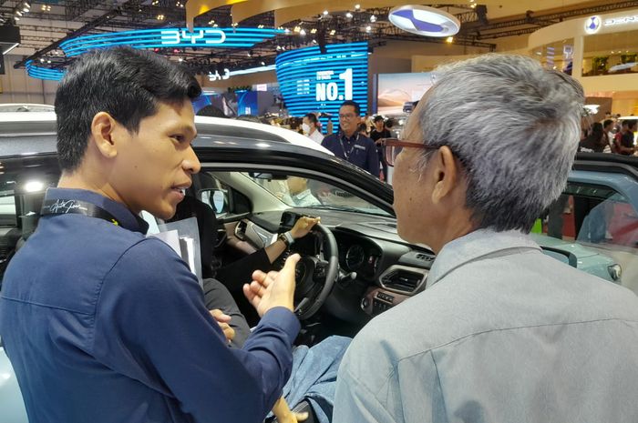 cirebon, pameran, Suzuki Fronx, GIIAS 2025, Ngaku Takjub, Kata Pengunjung Asal Cirebon Belain Lihat Suzuki Fronx di GIIAS 2025