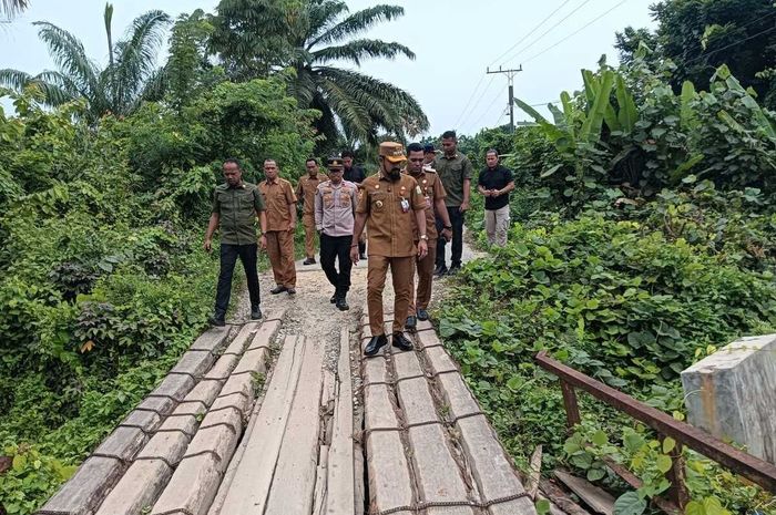 anggaran mobil dinas, mobil dinas bupati, Bupati Aceh Timur, Iskandar Usman Al-Farlaky, Mobil Dinas Rp 850 Juta, Acung Jempol Untuk Bupati Ini, Rela Tukarkan Anggaran Mobil Dinas Rp 850 Juta Jadi Jembatan