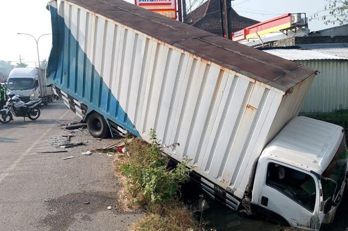 bus mira, isuzu elf, truk boks, Bus PO Mira, Isuzu ELF NMR, Truk Boks Isuzu Elf NMR Korban Keganasan Bus PO Mira, Nungging Tersungkur ke Selokan