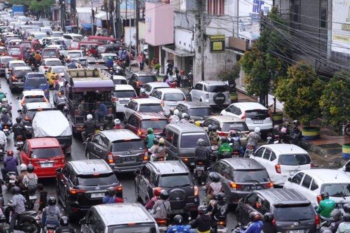 macet, mesin mobil, oli mesin, oli transmisi, lalu lintas macet, mesin mobil panas, Perlu Tahu, Ini Efek Mobil Keseringan Diajak Macet-macetan di Jalan