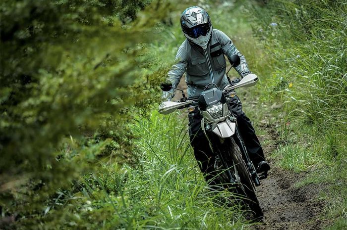 kawasaki klx, motor trail kawasaki, harga motor kawasaki, klx230, KLX230 Sherpa, Bosen Motor Trail Itu-itu Aja? Coba Lirik Kawasaki KLX230 Sherpa, Lebih Siap Diajak Blusukan
