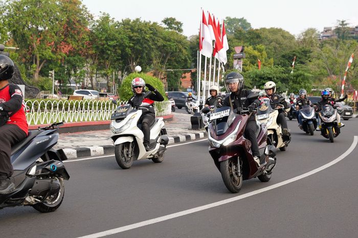 Hari Kemerdekaan, astra motor jateng, komunitas honda pcx, pcx 160, konvoi honda pcx, Seru! Puluhan Pengguna Honda PCX 160 Rayakan Hari Kemerdekaan RI Sambil Konvoi di Semarang
