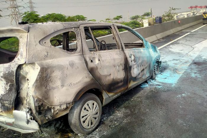 daihatsu sigra, mobil terbakar, sigra, Daihatsu Sigra Terbakar, Tol Kemayoran, Daihatsu Sigra Berubah Abu-abu di Tol Kemayoran, Diawali Mesin Mati Dadakan