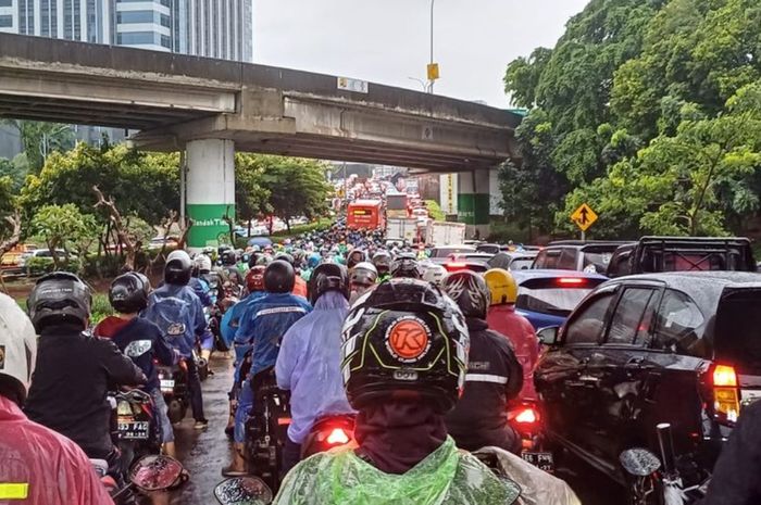 Kemacetan, jakarta selatan, gubernur dki jakarta, bus transjakarta, Jalan TB Simatupang, Dikepung 3 Proyek Sekaligus, Pramono Kerahkan 14 Bus Transjakarta Atasi Macet di TB Simatupang