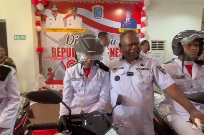 motor matic, honda beat, Kementerian Hukum, Hadiah Motor Paskibraka, Paskibraka Papua Barat Daya, Bikin Iri, Tiga Anggota Paskibraka Ini Beri Hadiah Honda BeAT Kemenkum Gegara Aksi Heroik Ini
