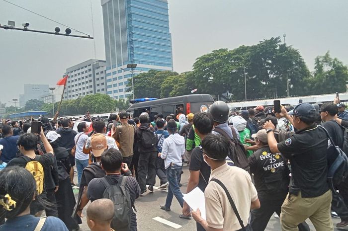 demo, unjuk rasa, Mobil Polisi Diserang Massa, demo 25 Agustus 2025, Demo Depan Gedung DPR Diwarnai Penyerangan Mobil Polisi Oleh Massa, Diduga Tahan Pelajar