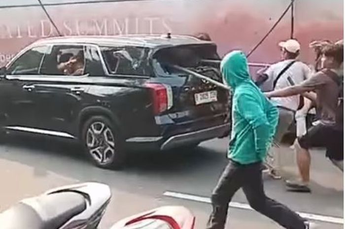 honda brio, isuzu panther, Hyundai Palisade, demo 25 Agustus 2025, Demo DPR, Tiga Aksi Brutal Demo DPR, Brio, Palisade Pelat ZZH dan Panther Pelat Merah Hancur Diamuk Massa