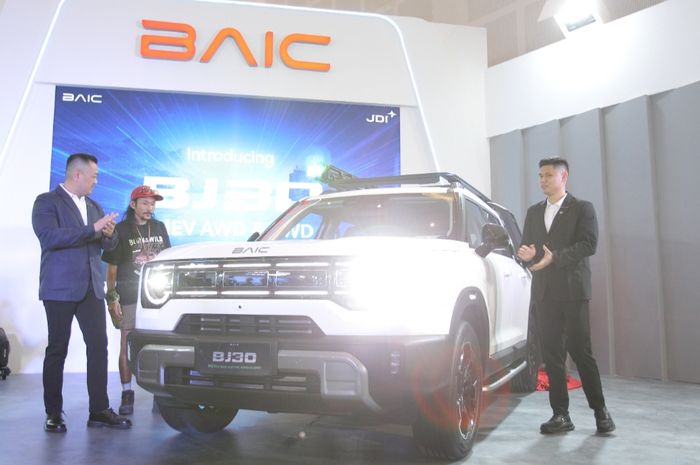 BAIC, baic bj40, BAIC BJ30 Hybrid, BAIC X55 II, GIIAS Surabaya 2025, Baru Nongol di Surabaya, BAIC BJ30 Hybrid Langsung Dikasih Diskon
