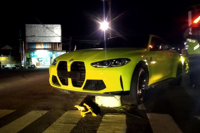 blitar, kecelakaan tunggal, bmw m4, wakil bupati blitar, Terkuak Sosok Sopir BMW M4 yang Nyangkut di Pembatas Jalan Blitar, Ini Awalnya